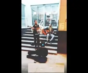 آواز خیابانی؛ ببینید این بند شاد رو پله های بانک چه گوش نواز  آهنگ حرق سبز رو میخونن!