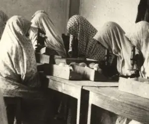 0عکس) لباس مجوز دار بدون حجاب دختران دانش آموز بعد از انقلاب