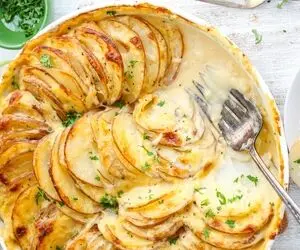 طرز تهیه سیب زمینی پنیری؛ خوشمزه ای که انگشتاتم باهاش می خوری!!