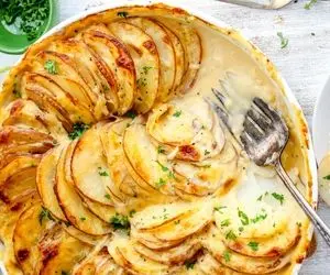 طرز تهیه سیب زمینی پنیری؛ خوشمزه ای که انگشتاتم باهاش می خوری!!