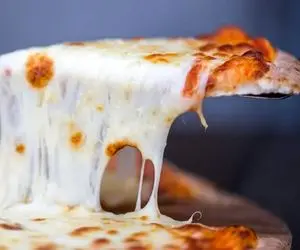 آموزش آشپزی؛ با سرکه و شیر و نمک پنیر پیتزا درست کن فقط ببین تا کجا کش مییاد