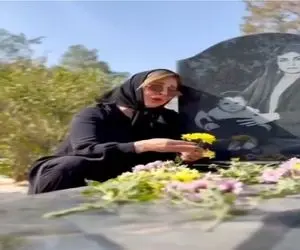 آواز سوزناک؛ مرجانه گلچین سر مزار عزیزش جور فغان کرد دل خراش بر میداره