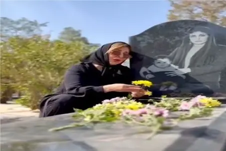 آواز سوزناک؛ مرجانه گلچین سر مزار عزیزش جور فغان کرد دل خراش بر میداره