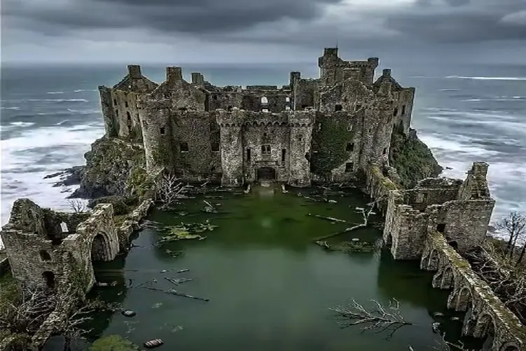 معماری خلاقانه؛ حیف همچین قصری که این همه وقت یه گوشه افتاده بود بعد بازسازیش بمبه