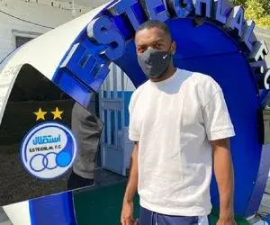 (عکس) بازیکن جدید استقلال خودش را به فرهاد مجیدی معرفی کرد