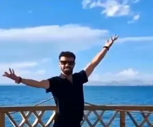 آواز شاد؛ هر کی تو اون هوای ساحلی باشه مثل همین پسر نمیتونه یجا وایسه و حرکت میزنه