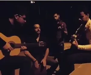 آواز خیابانی؛ ببینید این آقایون جوون شبونه رفتن تو حس و چه آهنگ سوزداری میزنن!