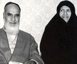 سفر به ایام قدیم سال 1338؛ امام خمینی (ره) در کنار همسرشان با لبخند دائمی