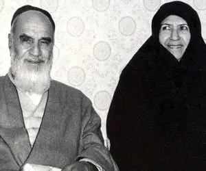 سفر به ایام قدیم سال 1338؛ امام خمینی (ره) در کنار همسرشان با لبخند دائمی
