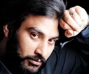 آواز اصیل؛ آهنگ خاطره انگیز راز با صدای خدابیامرز ناصر عبداللهی که میبرتت دهه هشتاد