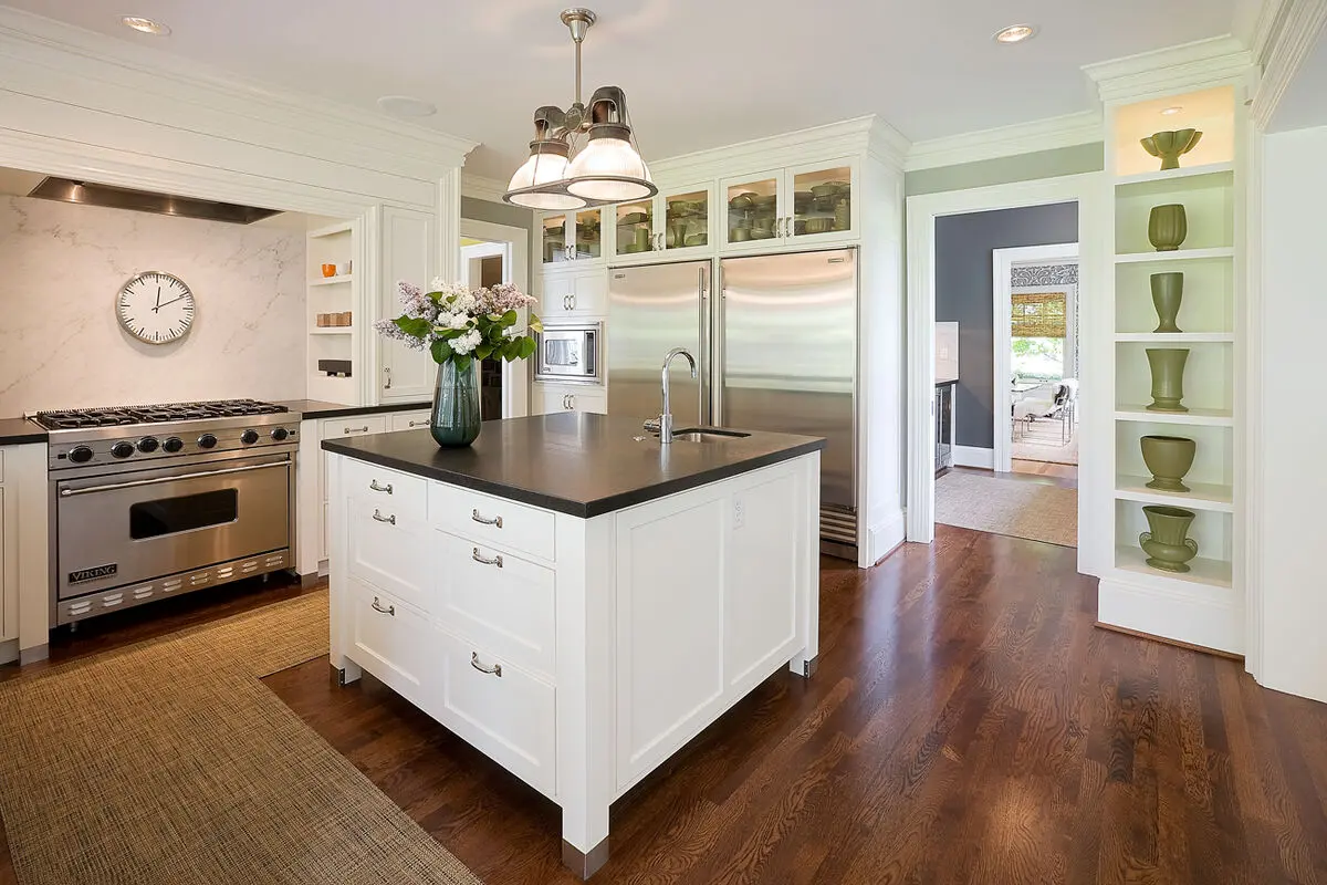black-and-white-kitchen-island