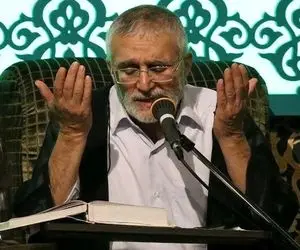 تلقین خواندن حاج منصور ارضی بر پیکر سرلشکر شهید حاجی‌زاده