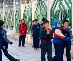 آواز شاد؛ دوره گرد داره مینوازه بچهای مدرسه میرسن بهش میرقصن فقط قر اون آقا کت شلواریه