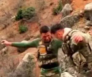 آواز محلی؛ پایکوبی دوتا سرباز با قیافه استتار کرده وسط عملیات تو دشت و دمن