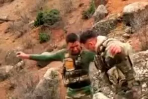 آواز محلی؛ پایکوبی دوتا سرباز با قیافه استتار کرده وسط عملیات تو دشت و دمن