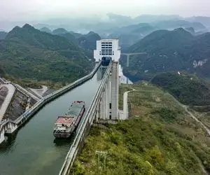 ساخت چین؛ چینی ها دل کوه رو شکافتن آسانسور زدن میره تا آسمان هفتم