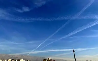 ماجرای خطوط دود عجیب در آسمان تهران چیست؟