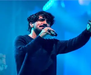 آواز احساسی/عرفان با یه غمی از ته دل از شبوم شبه روزم شبه میخونه که مردم زار زدن باهاش