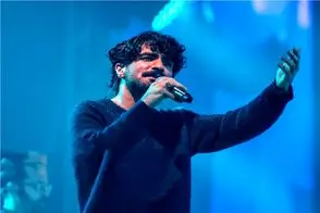 آواز احساسی/عرفان با یه غمی از ته دل از شبوم شبه روزم شبه میخونه که مردم زار زدن باهاش