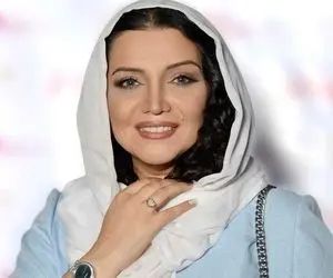 الهام پاوه نژاد در کنار احسان کرمی و گروه لاموزیکا