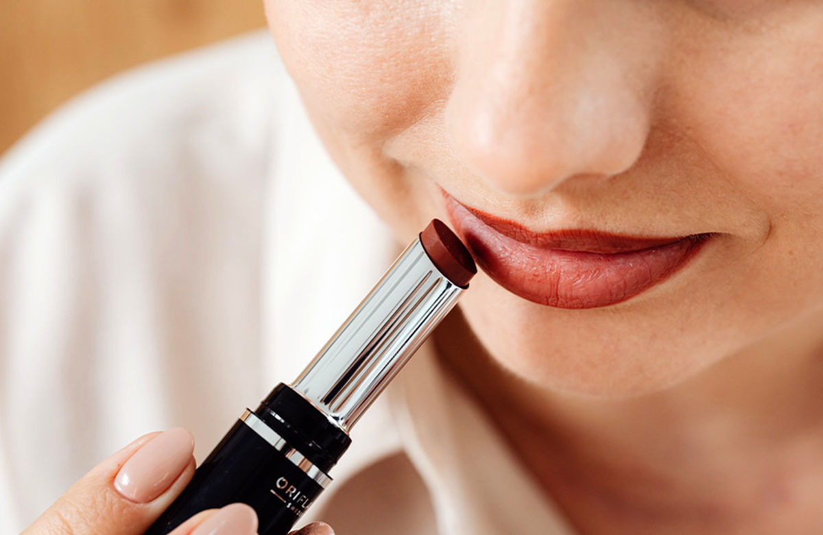 woman-wearing-lipstick