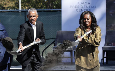 باراک اوباما و میشل در حال بیل زدن