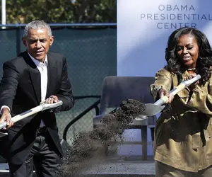 باراک اوباما و میشل در حال بیل زدن