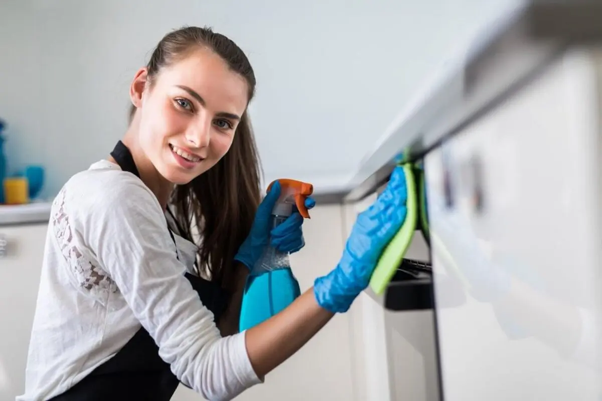 cleaning-high-glass-cabinet3-1024x682