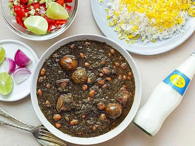 آموزش آشپزی؛ طرز تهیه قورمه سبزی + میزان دقیق سبزی ها