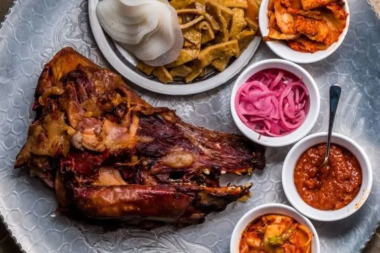 غذا خیابانی؛ کله خوک حرومی رو جر و واجر کردن و در چندش ترین حالت ممکن خوردن