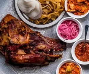 غذا خیابانی؛ کله خوک حرومی رو جر و واجر کردن و در چندش ترین حالت ممکن خوردن