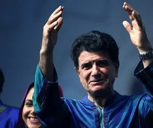 آواز خسروی؛ لحظه ورود استاد شجریان به صحنه کنسرت و عشق و شور حضار بنازم به این حنجره