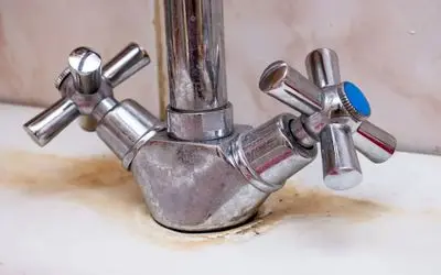 ترفند های خانگی؛ برق انداختن شیرآلات با چنتا ماده ساده