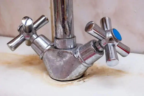 ترفند های خانگی؛ برق انداختن شیرآلات با چنتا ماده ساده