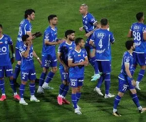 (عکس) اشک بازیکن استقلال، بعد از پایان بازی با ذوب آهن درآمد!