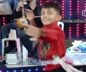 آواز محلی؛ پسرک نیم وجبی آتیش سوزوند با رقصش حضار نفسشون بند اومده زبل خان برای خودش