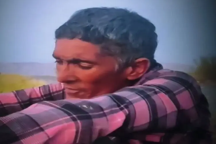 بشنوید صدای مردی رو که شاید نشود حدس زد خواننده است ولی جوری میخواند مور مورتان شود