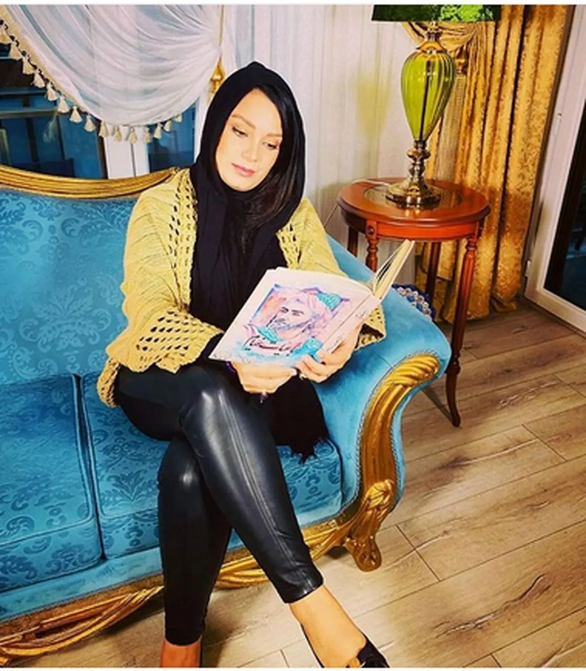 صبا-راد-در-حال-کتاب-خواندن