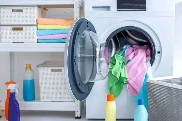 ترفندهای خانه داری؛ بیا بگم برای از بین بردن هر لکه ای تو ماشین لباسشویی چی بریزی