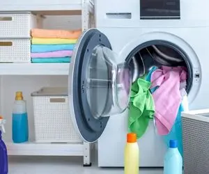 ترفندهای خانه داری؛ بیا بگم برای از بین بردن هر لکه ای تو ماشین لباسشویی چی بریزی