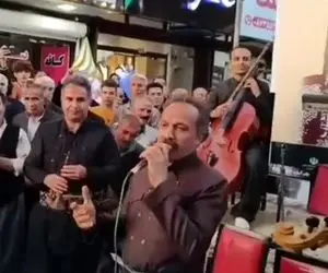 آواز جگرسوز؛ ملت مثل مور و ملخ برای آهنگ لاوک ریختن پیرمرد داره با رقص میخونه واسشون