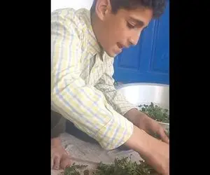 آواز احساسی؛ پسربچه شمالی با صدای سوزناکش واسه مادرش آهنگ میخوند و سبزی پاک میکرد