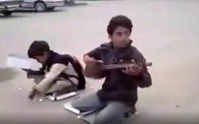 آواز جگرسوز؛ کودک کار وسط خیابون راجب مرگش آهنگ سنگ تراش آغاسی رو میخونه