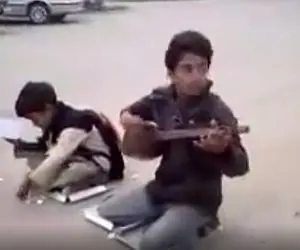 آواز جگرسوز؛ کودک کار وسط خیابون راجب مرگش آهنگ سنگ تراش آغاسی رو میخونه