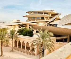 موزه ملی قطر؛ روایت مستند از هویت خلیج فارس در ساختاری الهام‌ گرفته از رز صحرایی