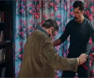 سکانس خندان؛ بهرام افشاری بیا بیا میخونه حسن معجونی روش موزون میره