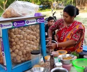 غذای خیابانی؛ ببینید طعام نه چندان بهداشتی این خانم که مثل الویه خودمونه چه پر مشتریه