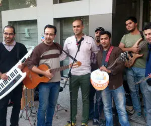 آواز بهشتی؛ حمید حامی بعد از کلی دوری یه بند جذاب کنار خیابان پیدا کرد و زد زیر آواز