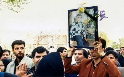 آواز اصیل؛ تو مراسم تشیع و وداع محمدعلی فردین با آهنگ علی بی غم زیر تابوت اشک ریختن