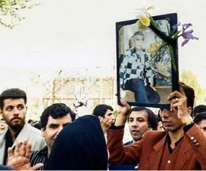 آواز اصیل؛ تو مراسم تشیع و وداع محمدعلی فردین با آهنگ علی بی غم زیر تابوت اشک ریختن